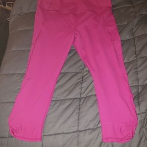 Fabletics Oasis High-Waisted Pocket 7/8 Twist Leggings in Very Berry, 3X